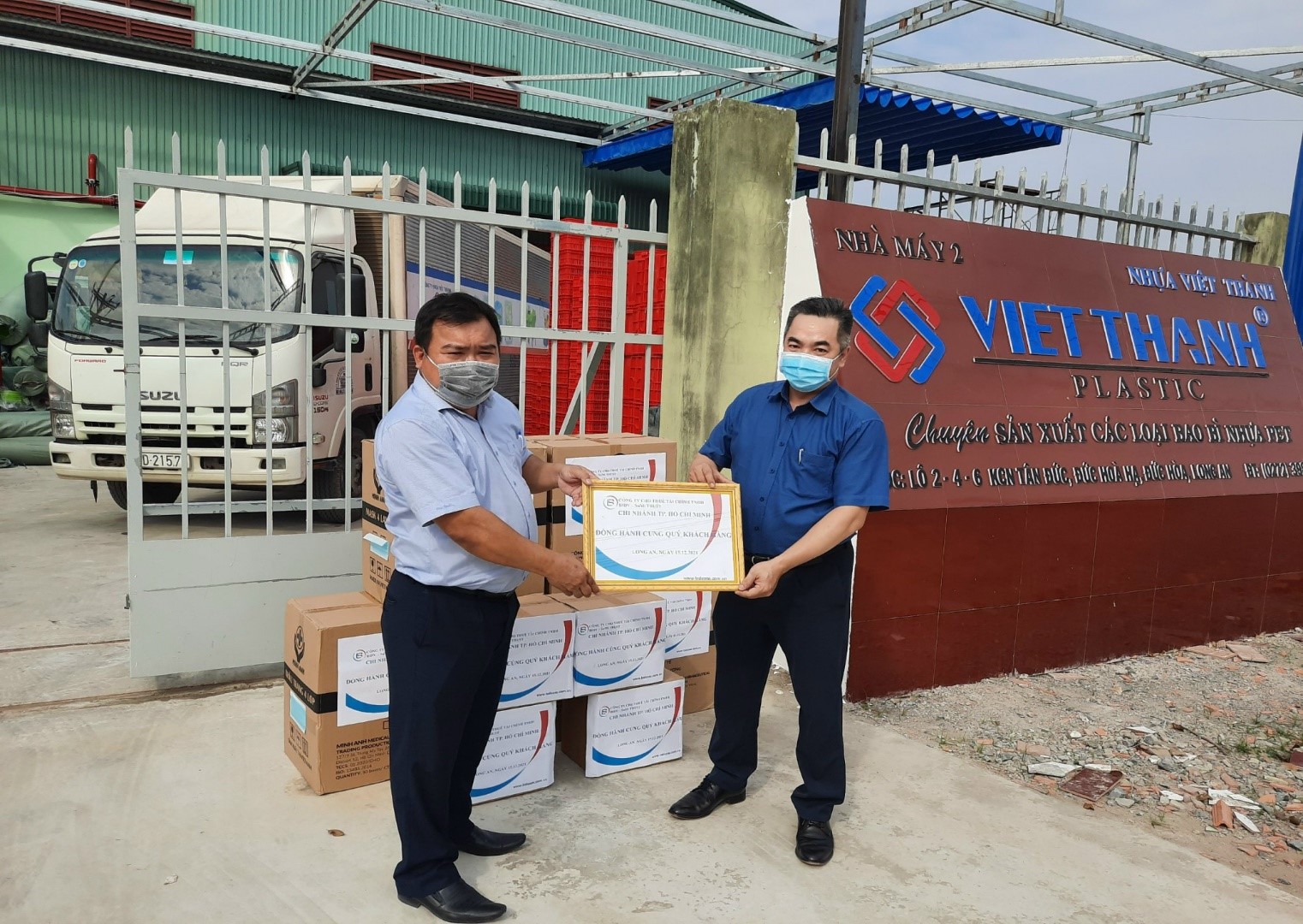 BSL HCMC handed medical supplies over to a customer in Long An Province