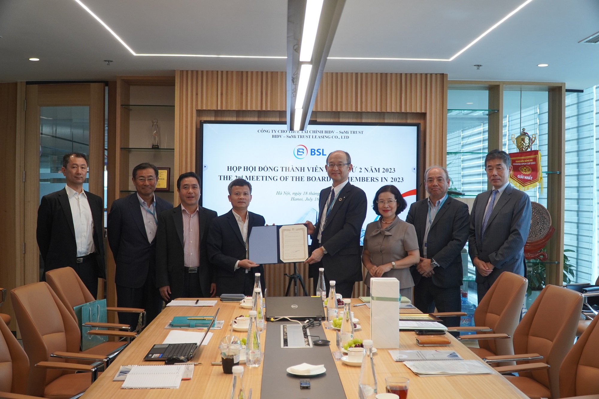 Ông Tanaka Shigeki, Phó Tổng Giám đốc Ngân hàng Tín thác Sumitomo Mitsui trao tặng bằng khen cho BSL