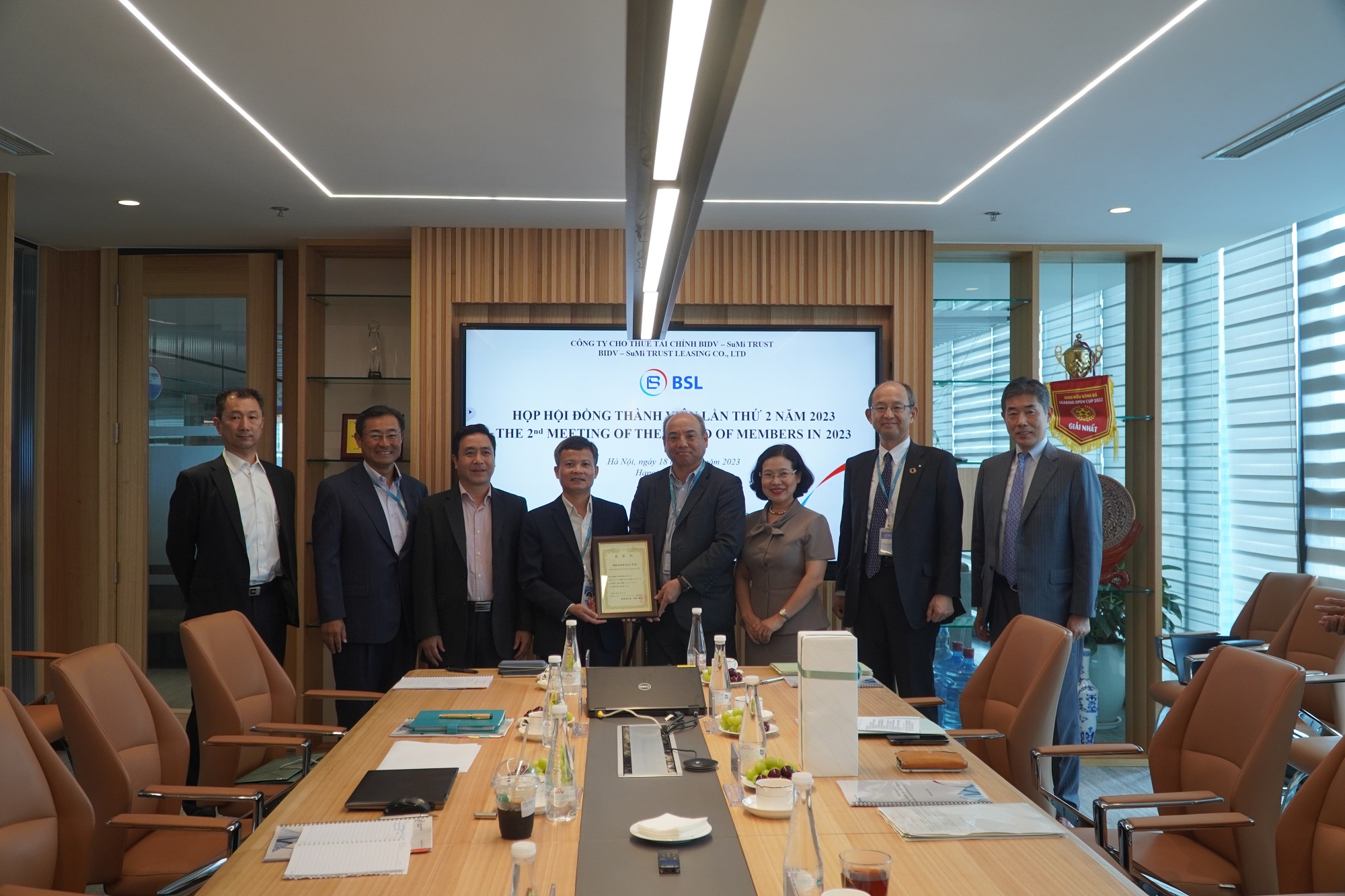 Ông Toshiya Nishino, Giám đốc điều hành Sumitomo Mitsui Trust Panasonic Finance trao tặng bằng khen cho BSL